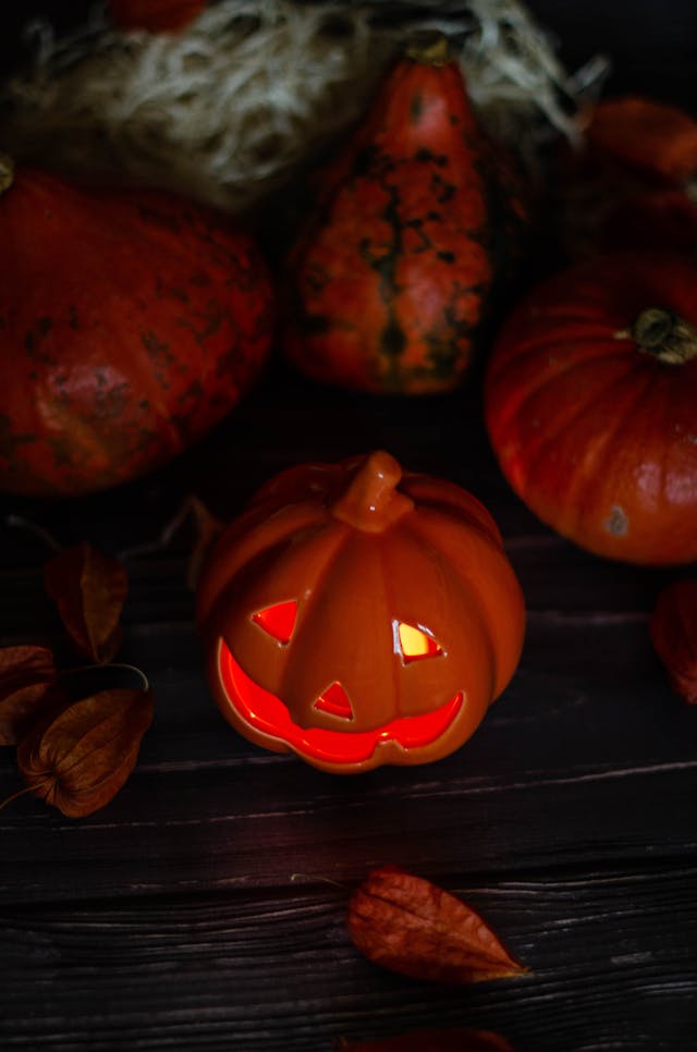 citrouilles éclairées à la bougie pour fêter Halloween