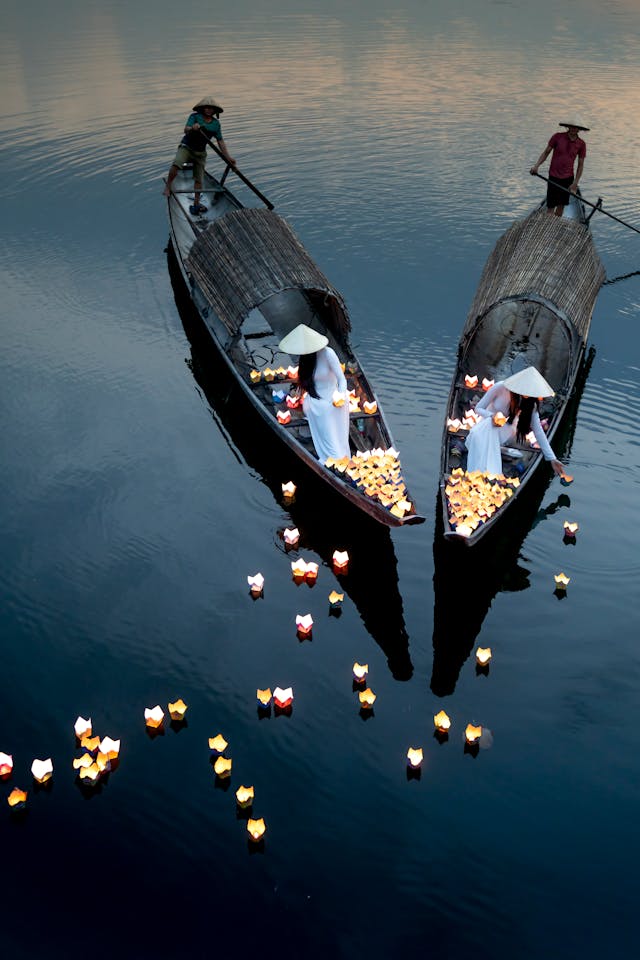 Lanternes sur la rivière lors de la fête des fantômes en Chine